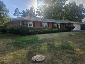 121 S Regency Dr in Bloomington, IL - Foto de edificio - Building Photo