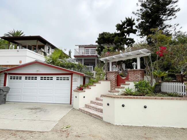 745 Stratford Dr in Encinitas, CA - Foto de edificio - Building Photo