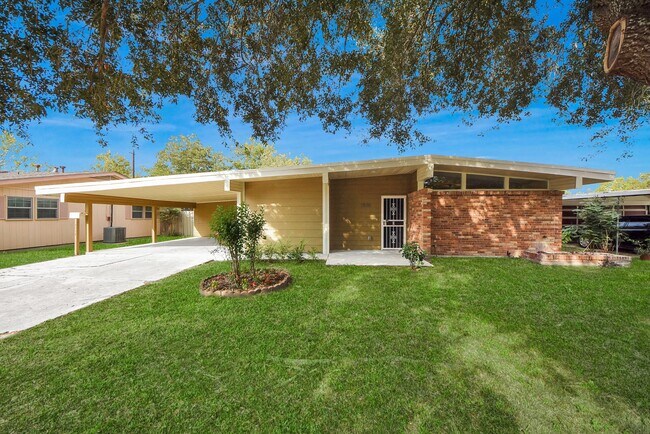 5326 Heatherbrook Dr in Houston, TX - Building Photo - Building Photo