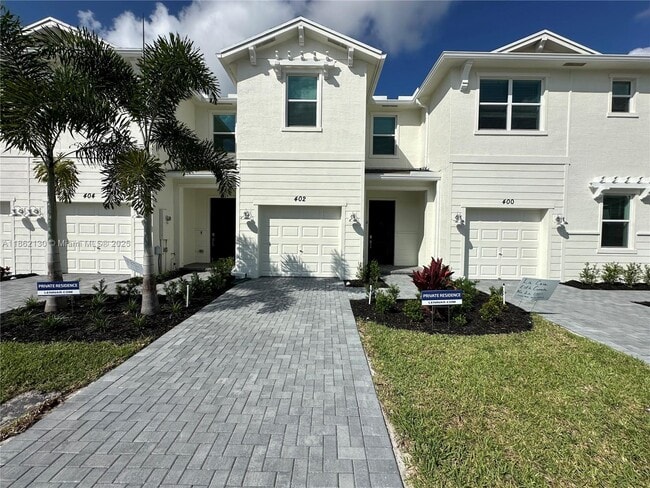 property at 402 SE Crossoak Ln