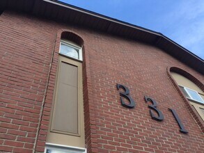 Meydenbauer Court Apartments in Bellevue, WA - Building Photo - Building Photo