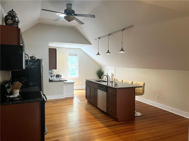 11 Brooks Ave in Newport, RI - Building Photo - Building Photo