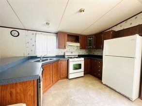 9012 Spruce St in Hitchcock, TX - Building Photo - Building Photo