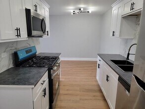 1710 Queensbury Cir in Hoffman Estates, IL - Building Photo - Building Photo