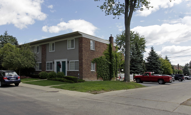 Maple Road Townes in Birmingham, MI - Foto de edificio - Building Photo