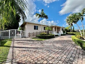 8000 SW 17th Terrace in Miami, FL - Building Photo - Building Photo
