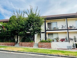 LUXURY LIVING AT AN AFFORDABLE PRICE in Los Angeles, CA - Foto de edificio - Building Photo