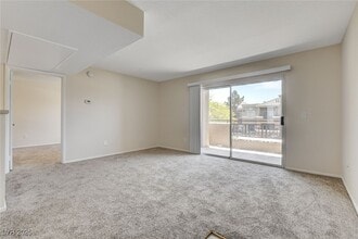 8070 W Russell Rd in Las Vegas, NV - Building Photo - Building Photo