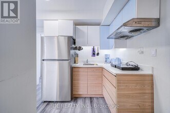 5 Sorauren Ave in Toronto, ON - Building Photo - Building Photo