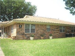 213 N Val Verde in Keene, TX - Building Photo - Building Photo