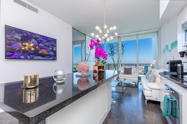 92 SW 3rd St, Unit 5108 in Miami, FL - Foto de edificio - Building Photo