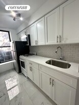 359 W 53rd St in New York, NY - Building Photo