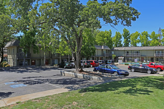 Merrychase Condominiums in Cameron Park, CA - Foto de edificio - Building Photo