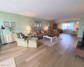 10525 Gulf Shore Dr in Naples, FL - Foto de edificio - Building Photo