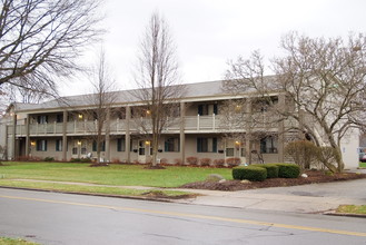 1972 White Pond Dr in Akron, OH - Foto de edificio - Building Photo