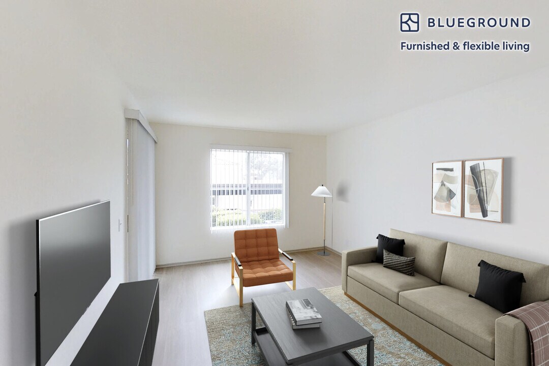111 Via Serena in Rancho Santa Margarita, CA - Building Photo
