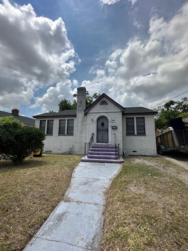 property at 1178 W 10th St