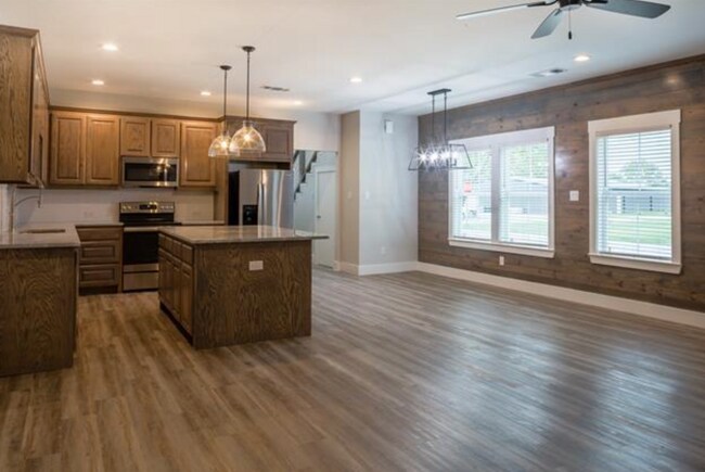 515 N Preston Ave in Van Alstyne, TX - Foto de edificio - Building Photo