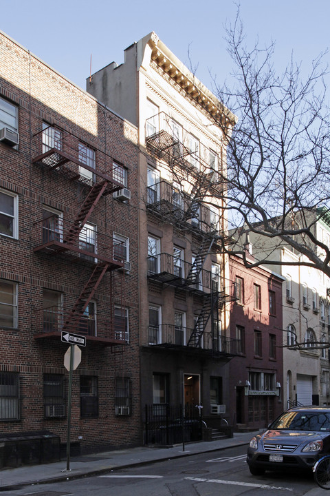 31 Downing St in New York, NY - Building Photo