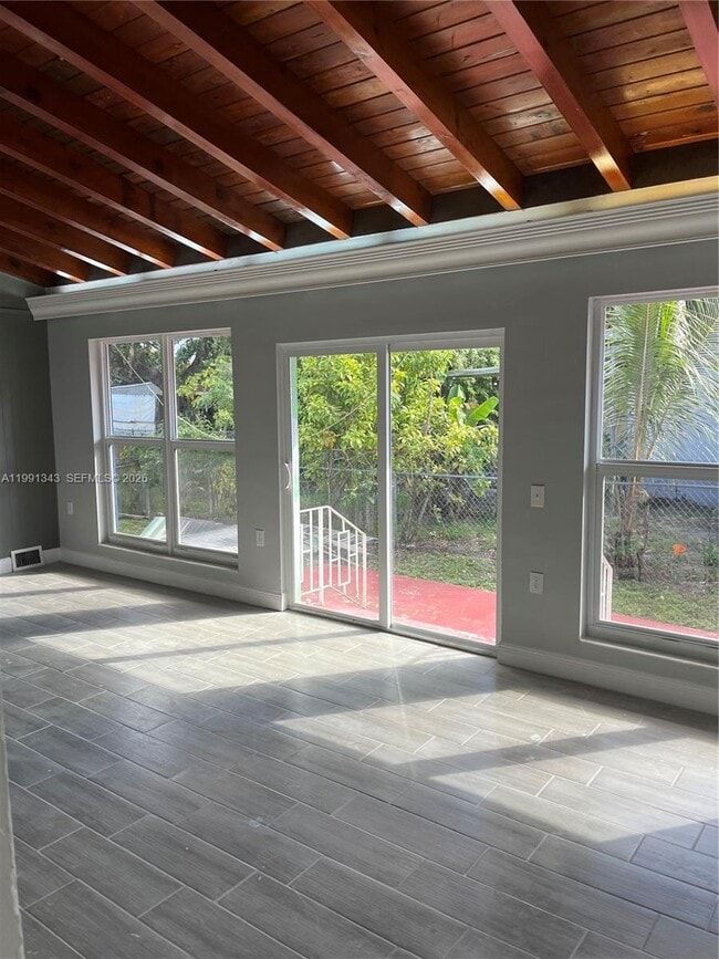 1386 NW 38th St in Miami, FL - Building Photo - Building Photo