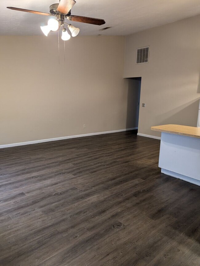 2035 Continental Ave in Tallahassee, FL - Building Photo - Building Photo