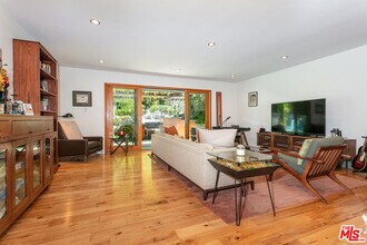 2211 Canyon Dr in Los Angeles, CA - Building Photo - Building Photo