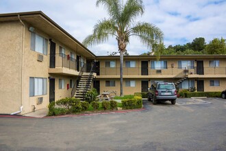 James Circle Apartments in Spring Valley, CA - Foto de edificio - Building Photo