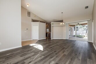 5514 Foxtail Ct in Wesley Chapel, FL - Foto de edificio - Building Photo