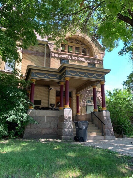 Cray Mansion in Mankato, MN - Building Photo