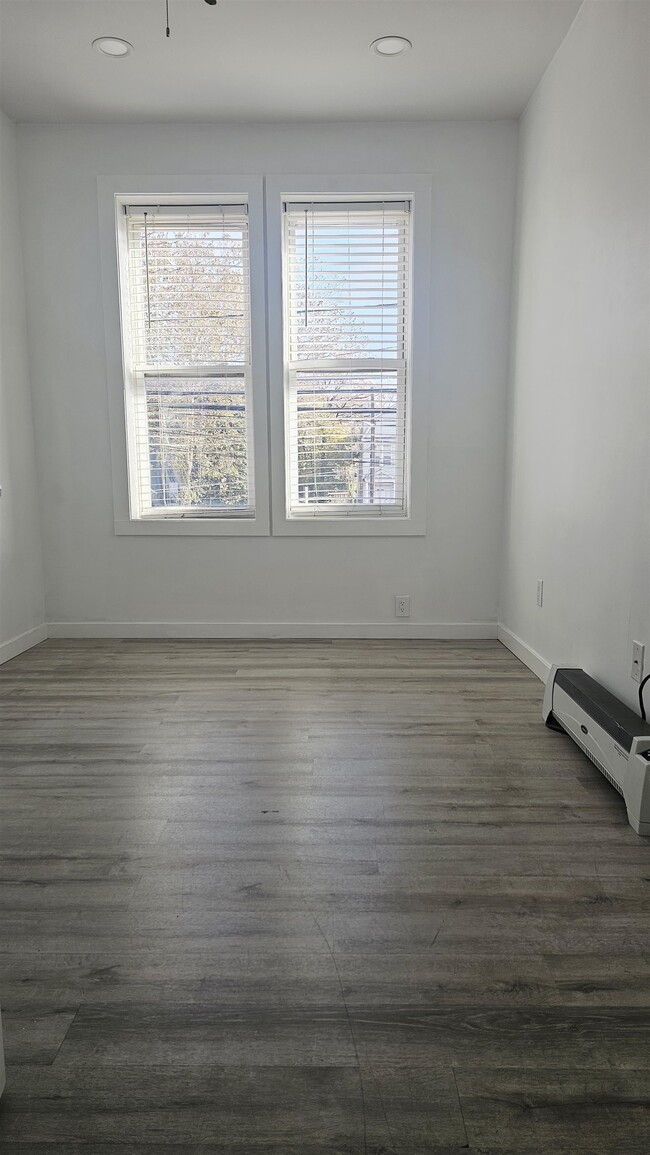 215 Mallory Ave in Jersey City, NJ - Building Photo - Building Photo