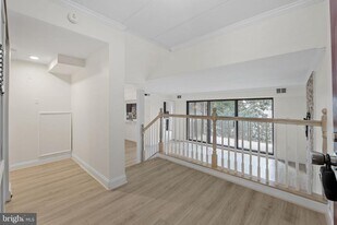 124 Roberts Ln in Alexandria, VA - Building Photo