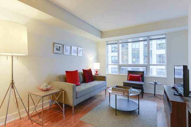 325 Front St W in Toronto, ON - Building Photo - Building Photo