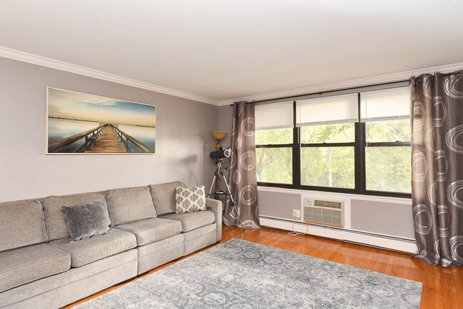 property at 1600 W Jarvis Ave