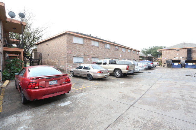 Leawood Plaza Apartments in Houston, TX - Building Photo - Building Photo