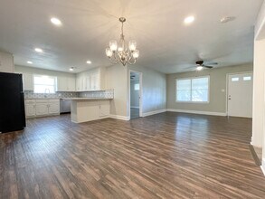 1011 Lincoln St in McGregor, TX - Building Photo - Building Photo