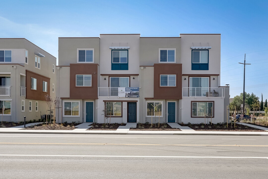 Estaire Luxury Townhomes in Fairfield, CA - Building Photo