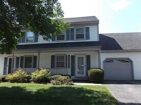 7 River View Dr in Essex Junction, VT - Building Photo