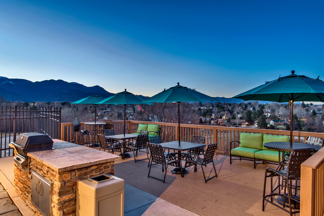 Bonterra Lakeside Apartments in Colorado Springs, CO - Foto de edificio