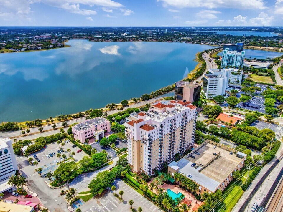 616 Clearwater Park Rd in West Palm Beach, FL - Building Photo
