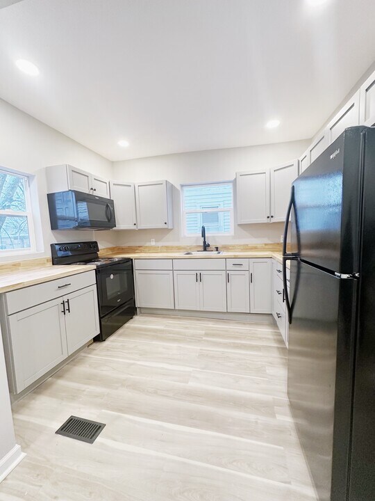 807 N Eastern Ave in Connersville, IN - Foto de edificio