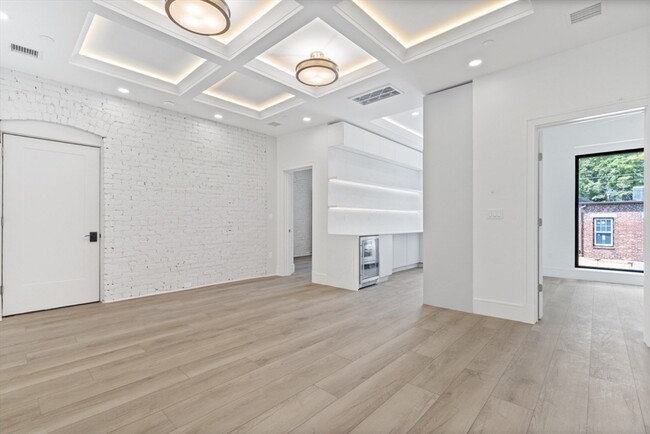 1572 Beacon St, Unit 101 in Brookline, MA - Foto de edificio - Building Photo