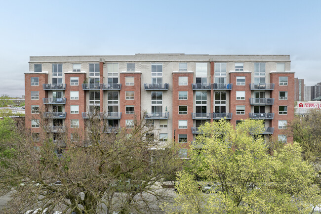 Views of Sheridan Park Condo in Chicago, IL - Foto de edificio - Building Photo