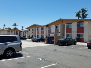 Meadowbrook in San Diego, CA - Foto de edificio - Building Photo
