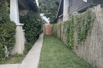 1625 1/2 W 55th St, Unit 1625 1-2 in Los Angeles, CA - Building Photo - Building Photo