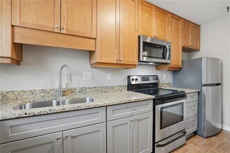 215 Winding River Dr in Sandy Springs, GA - Building Photo - Building Photo