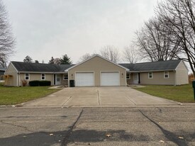 112 Lake Rd in Portage, WI - Building Photo