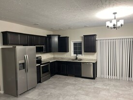 305 W Locust St in Three Oaks, MI - Building Photo