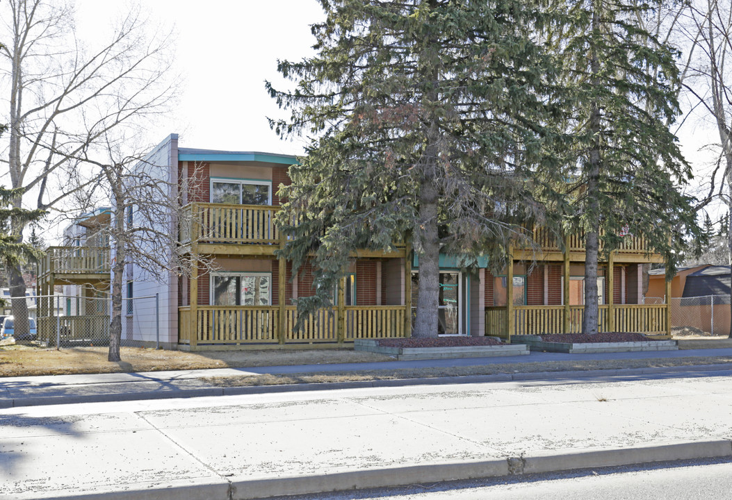 3528 Charleswood Dr NW in Calgary, AB - Building Photo