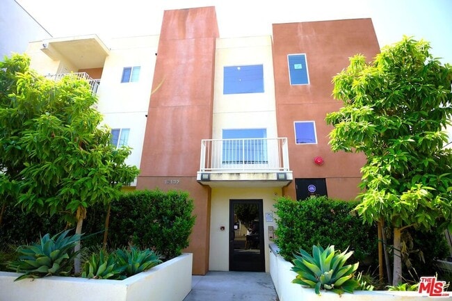 12132 Hart St in Los Angeles, CA - Building Photo - Building Photo