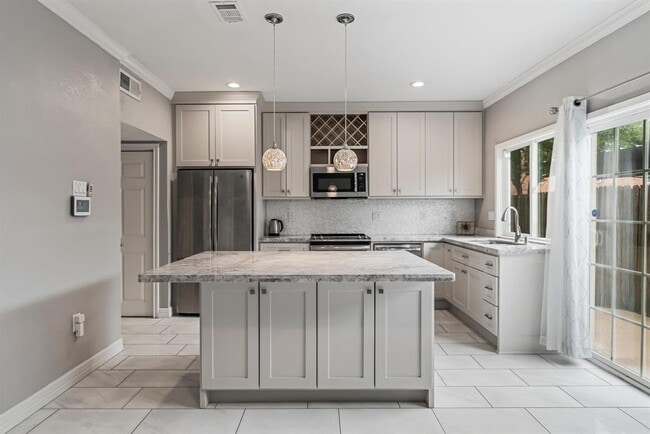 property at 820 Threadneedle St